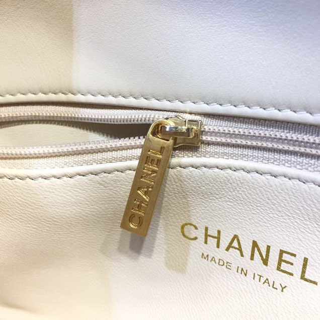 Chanel Chevron Calfskin Envelope Clutch Bag A57493 25cm Gold Hardware Lambskin Leather Metiers d鈥橝rt Paris-Hamburg 2018 White