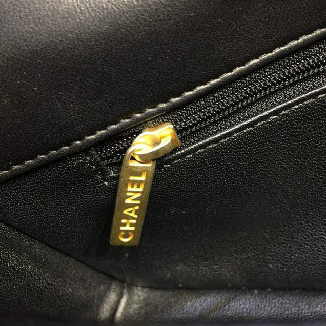 Chanel Enamel CC Flap Bag 22cm Aged Gold Hardware Lambskin Leather Metiers d'Art Paris-Hamburg 2018 Collection Navy