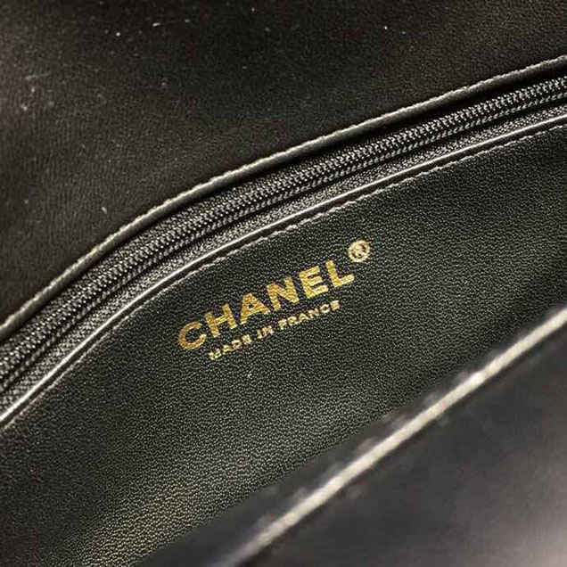 Chanel Enamel CC Flap Bag 22cm Aged Gold Hardware Lambskin Leather Metiers d'Art Paris-Hamburg 2018 Collection Navy