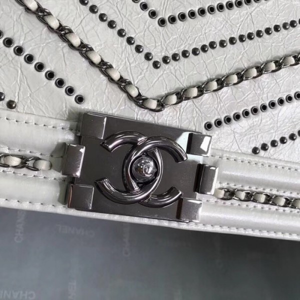 Chanel Crumpled Calfskin Medium Boy Chanel Bag A67086 Ivory 2018(Silver-Tone Metal) Collection