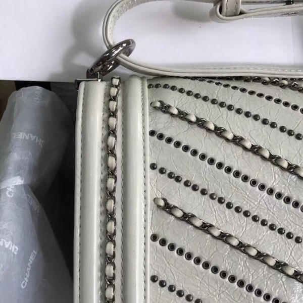 Chanel Crumpled Calfskin Medium Boy Chanel Bag A67086 Ivory 2018(Silver-Tone Metal) Collection