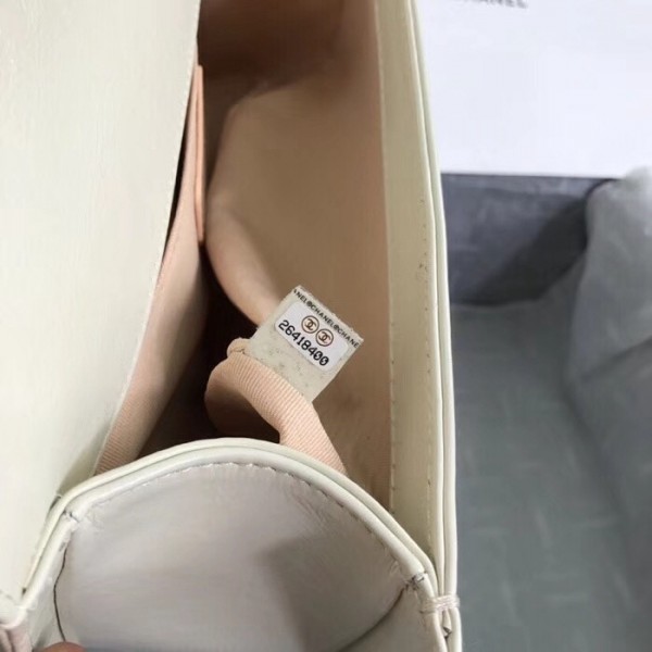 Chanel Crumpled Calfskin Medium Boy Chanel Bag A67086 Ivory 2018(Silver-Tone Metal) Collection