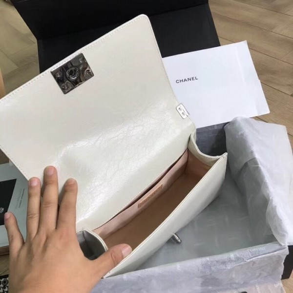 Chanel Crumpled Calfskin Medium Boy Chanel Bag A67086 Ivory 2018(Silver-Tone Metal) Collection