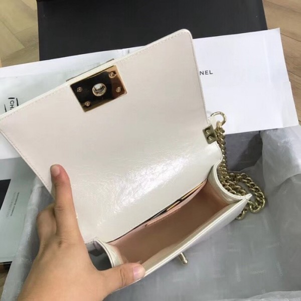 Chanel Crumpled Calfskin Small Boy Chanel Bag A67085 Ivory 2018(Gold-Tone Metal) Collection