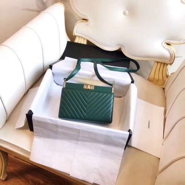 Chanel Chevron Calfskin Reissue Clutch Bag Green F/W 2018 Collection