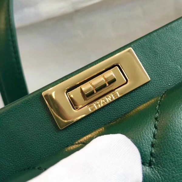 Chanel Chevron Calfskin Reissue Clutch Bag Green F/W 2018 Collection