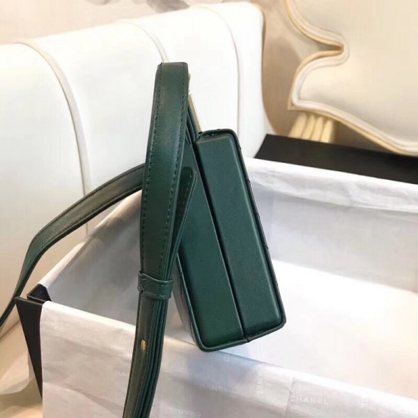 Chanel Chevron Calfskin Reissue Clutch Bag Green F/W 2018 Collection