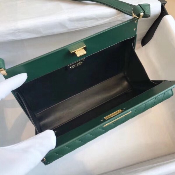 Chanel Chevron Calfskin Reissue Clutch Bag Green F/W 2018 Collection